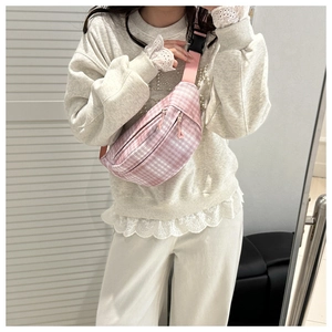 Détail du sac banane à carreaux roses avec bandoulière réglable et boucle porté en travers