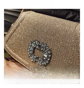 Vue macro d'un sac de soirée à paillettes dorées avec boucle luxueuse en cristal