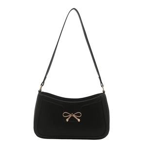 Sac baguette noir avec élégante boucle en métal doré et fine bandoulière réglable