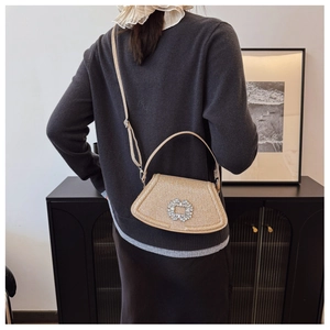 Détail du sac à paillettes doré champagne avec une boucle carrée en cristal brillant