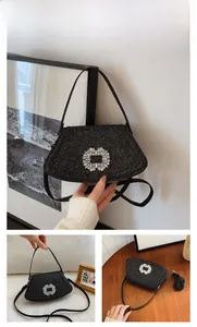 Détail du sac noir pailleté avec une grande boucle en strass et bandoulière amovible