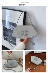 Détails du sac à main carré argenté avec boucle en strass et bandoulière fine