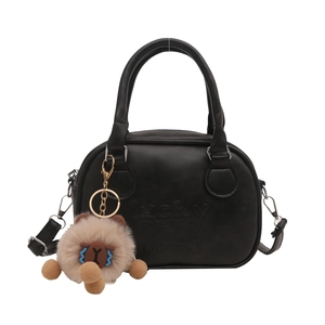 Schwarze halbrunde Handtasche mit LUCKY OHIO Prägung und braunem Schaf-Anhänger
