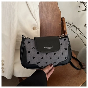 Vue détaillée d'un sac à bandoulière à pois avec rabat en cuir et motifs de nœuds fins