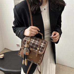 Retro-Handtasche mit Karomuster, braunem Lederbesatz und süßem Plüschhasen-Anhänger für Damen