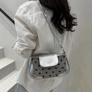 Sac à bandoulière argenté tendance avec motifs à pois et nœuds au style épuré chic