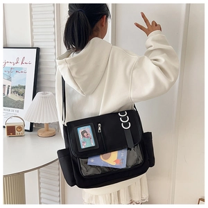 Détail du sac ita japonais noir avec une fenêtre en PVC transparent pour accessoires anime