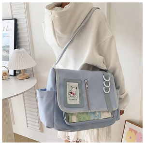 Détail du sac à bandoulière bleu clair avec fente transparente et plusieurs poches