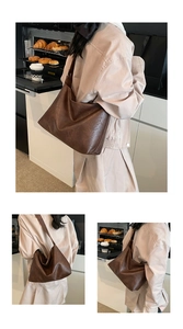 Détail du grand sac hobo vintage en cuir PU marron avec bandoulière à texture délicate