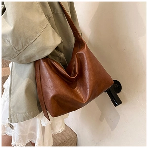 Gros plan sur le sac hobo en cuir PU marron avec texture vintage et design plissé à l'épaule