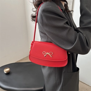 Elegante borsa sottobraccio in pelle rossa opaca da donna con fiocco dorato e tracolla sottile