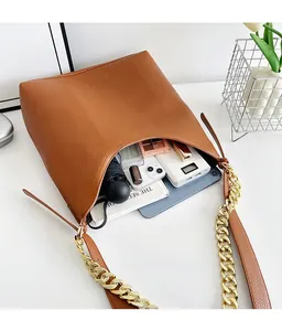 Interno spazioso della borsa tote color caramello con scomparti per tablet e oggetti