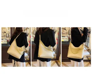 Dettaglio della borsa hobo bianco crema in pelle martellata con catena dorata