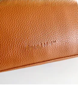 Macro di borsa tote in pelle martellata marrone con dettaglio logo Speed Mai goffrato