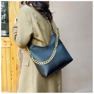 Borsa hobo nera classica in pelle a grana con catena dorata e tracolla sottile in pelle