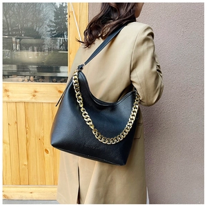 Dettaglio della borsa hobo in pelle nera con catena dorata e logo in rilievo di classe