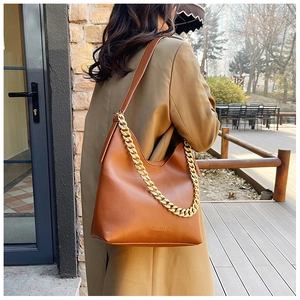 Dettaglio borsa hobo in pelle litchi marrone con catena dorata e logo Speed Me