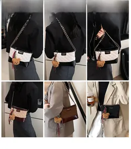 Sac bandoulière matelassé avec chaîne et breloque ours, porté en plusieurs coloris par mannequin