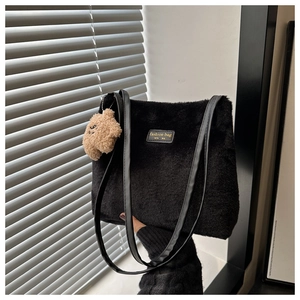Détail du sac fourre-tout noir en fausse fourrure avec bandoulière et ours brun