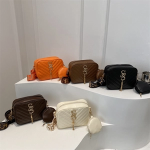 Minimalist crossbody bag set with quilted pattern and jacquard strap in five colors
