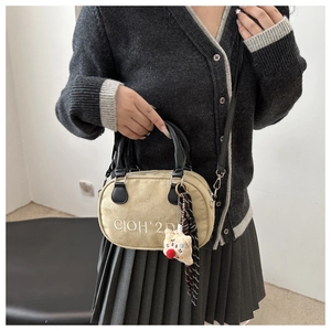 Vintage Bowling-Handtasche in Beige mit Stickerei und Plüsch-Anhänger für Damen Mode