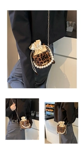 Primer plano detallado del bolso de leopardo con adornos de perlas y cadena dorada