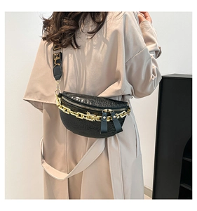 Détail du sac de poitrine noir à motif crocodile avec chaîne dorée et double zip