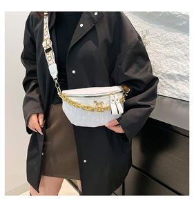 Details der weißen Brusttasche mit Krokoprägung, Goldkette und Pferdeschnalle