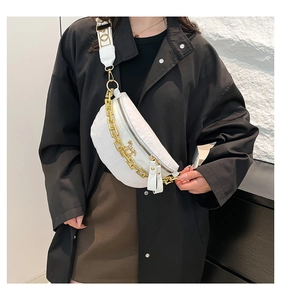 Détail du sac de poitrine blanc motif crocodile avec chaîne dorée et large bandoulière