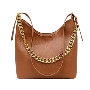 Borsa Hobo in pelle marrone con grana litchi e tracolla a catena dorata spessa