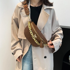 Sac de poitrine marron motif crocodile pour femme avec chaîne dorée et sangle
