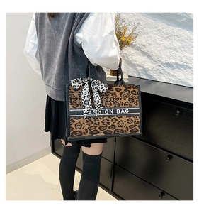 Détail du cabas imprimé léopard avec ruban en soie et sangle tissée Fashion Bag