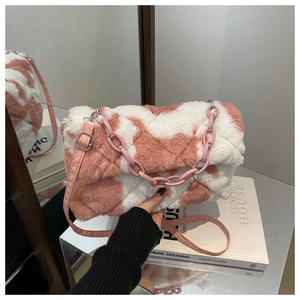 Dettaglio borsa a tracolla in pelliccia sintetica a scacchi rosa e bianca con catena