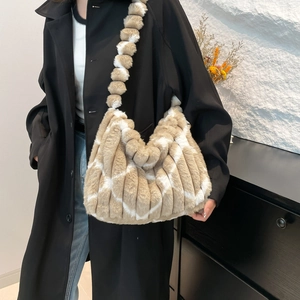 Grande borsa tote in peluche a righe marrone chiaro e bianco con tracolla morbida