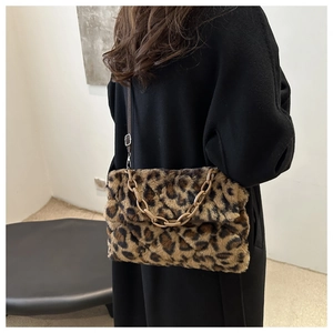 Détail du sac bandoulière en peluche léopard avec chaîne dorée et sangle en cuir