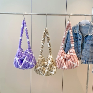 Grande borsa tote in peluche a righe viola e rosa con tracolla a sfera particolare