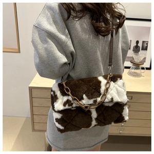 Sac bandoulière en peluche matelassée à motif vache marron avec chaîne en acrylique