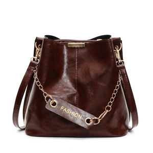 Retro dark brown oily leather bucket bag with gold chain strap and fashion hangtag