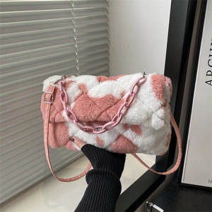 Sac à épaule en peluche rose et blanc avec texture fausse fourrure et chaîne épaisse