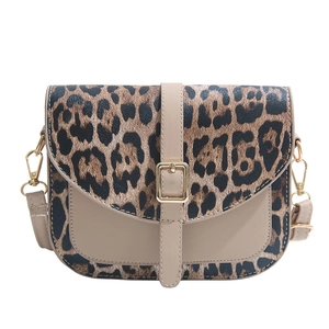 Borsa a sella alla moda con stampa leopardata in pelle beige e fibbia dorata