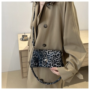 Détail d'un sac léopard avec boucle étoile argentée et bandoulière large stylée