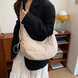 Bolso de hombro acolchado beige con cordón ajustable y textura de nube suave