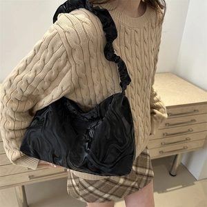 Sac à bandoulière noir chic à texture brillante et bandoulière plissée pour femme