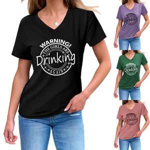 Détail d'un t-shirt à col en V avec le slogan Warning the Girls are Drinking imprimé