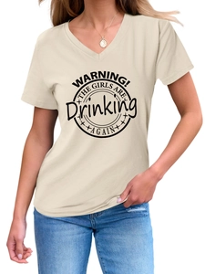 Détail du t-shirt col V avec texte graphique WARNING THE GIRLS ARE DRINKING AGAIN