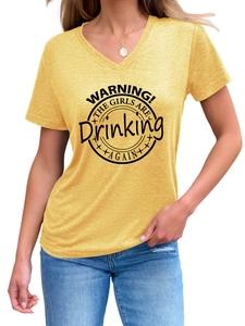 Détail du t-shirt jaune à col en V avec impression WARNING THE GIRLS ARE DRINKING