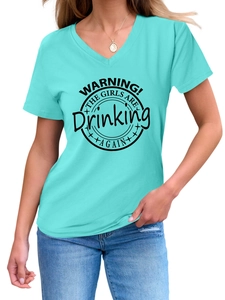 Détail du t-shirt col V avec imprimé WARNING THE GIRLS ARE DRINKING AGAIN sur le devant