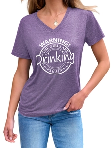 Détail du t-shirt violet chiné col en V avec imprimé WARNING THE GIRLS ARE DRINKING