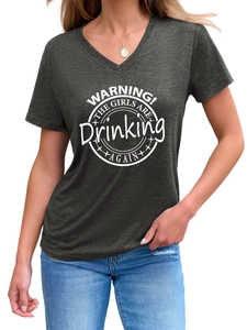 Détail du t-shirt gris col en V avec imprimé Warning The Girls Are Drinking Again