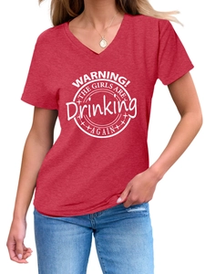 Détail du t-shirt rouge à col en V avec imprimé blanc Warning the girls are drinking again